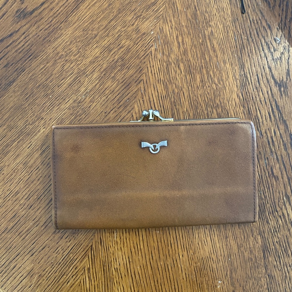 Buxton Select Brown Leather Wallet with Gold Clasp